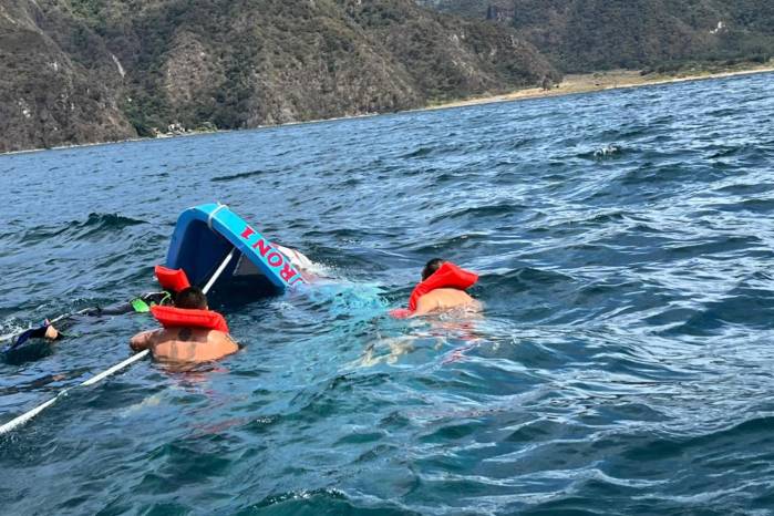 Dos mujeres panameñas mueren tras volcamiento de lancha en Atitlán