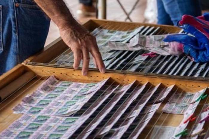La Lotería Nacional advierte que el sobreprecio del chance y el billete es ilegal.