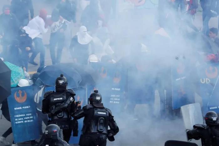 El presidente de Colombia advierte que la Policía podrá intervenir en universidades