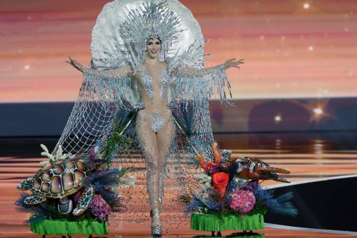 Diseñador panameño, Royer Pérez detrás del traje típico de Miss Venezuela.