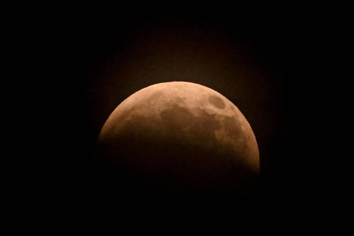 El cielo vivió el último eclipse lunar del año