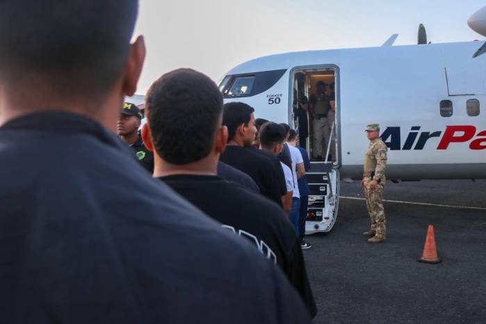 Migración envía a Colombia a 43 extranjeros por estatus irregular y seguridad pública