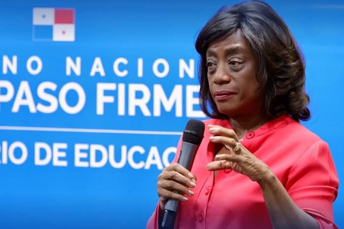 La ministra Lucy Molinar admite error y anuncia cambios al calendario escolar del 2027.