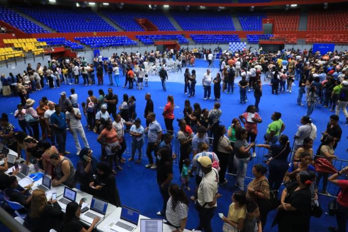 El Ifarhu entrega tarjetas PUNCH del PASE-U en la Ciudad Deportiva Irving Saladino.
