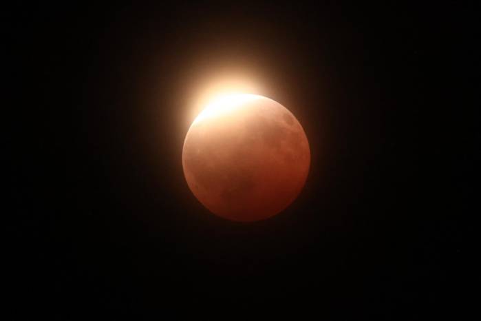 La Luna se tiñó de rojo durante el último eclipse del año
