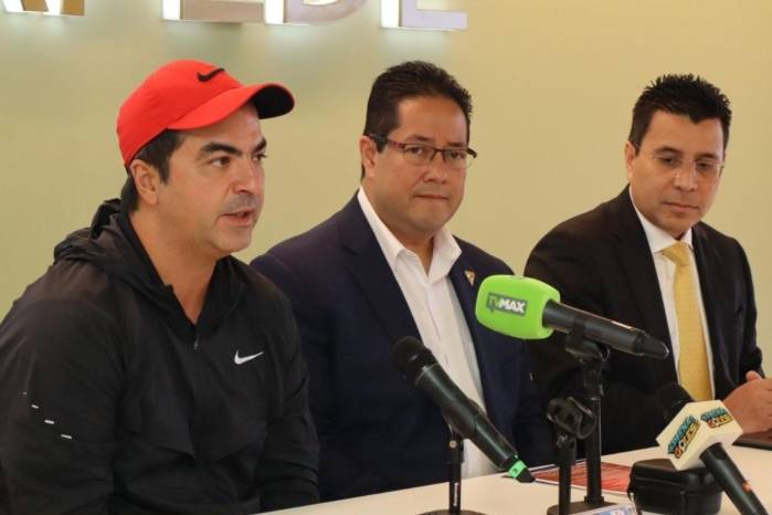 De izquierda a derecha, Pedro Boyd García de Paredes, presidente de la Comisión de Asuntos Deportivos de Apede; Alberto López Tom, presidente de Apede; y Adolfo Campos, vicepresidente de la Comisión de Asuntos Deportivos de Apede.