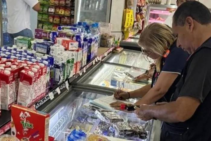 Comercios tendrán un año para adaptarse a la nueva ley de identificación de alimentos.