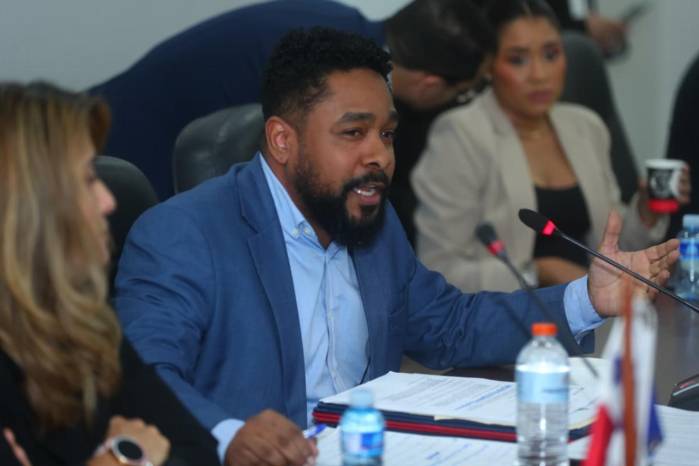 Robinho lleva su voz de las tarimas a la Asamblea.