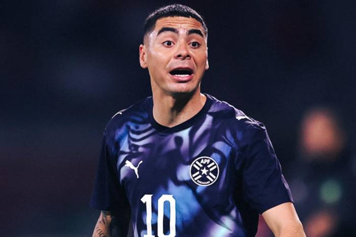La roja a Miguel Almirón marcó el estreno de la polémica “Ley Vinícius” en el torneo.