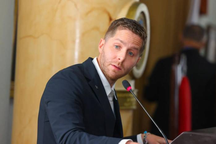 El alcalde Mizrachi rechaza regulación de Uber y propone modernizar taxis