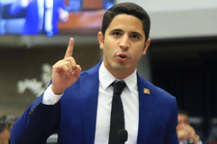 El diputado señaló que en contextos de enfrentamientos se utilizan gases lacrimógenos, perdigones y otros elementos que pueden afectar la salud, por lo que consideró que la medida es ‘un poco negativa’.