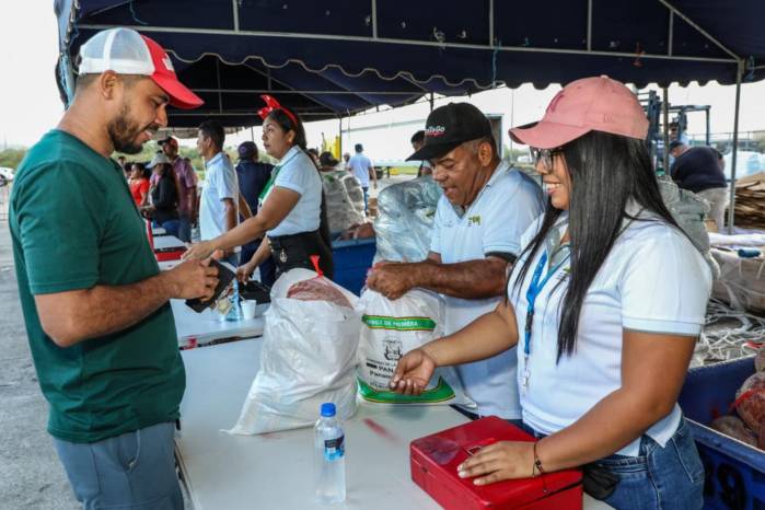 Las naviferias del IMA ofrecen productos a precios accesibles en todo el país