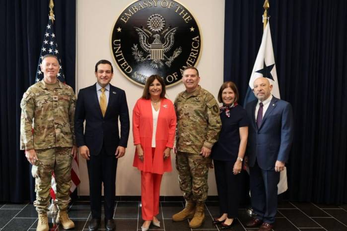 Primera dama y embajador de EE.UU. consolidan agenda social conjunta