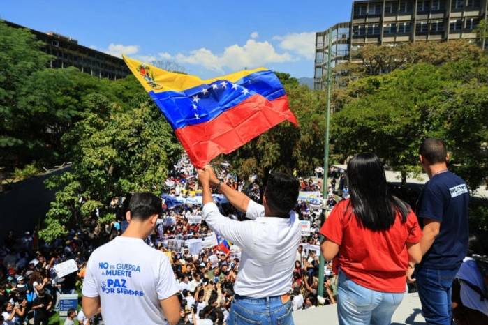 Estudiantes lideran masiva movilización por transición democrática
