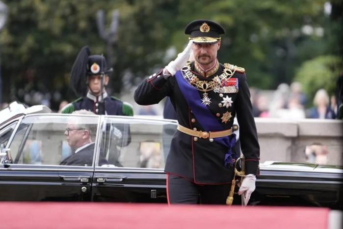 Haakon VIII inicia su reinado sin su esposa: Mette-Marit continúa recuperándose
