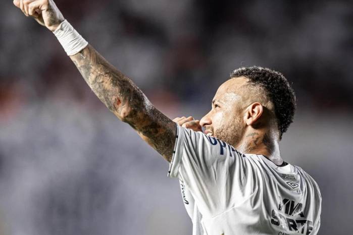 Neymar supera cirugía de rodilla y avanza en su recuperación