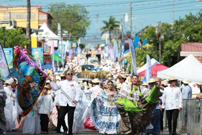 Las Tablas conmemora 45 años del Desfile de las Mil Polleras