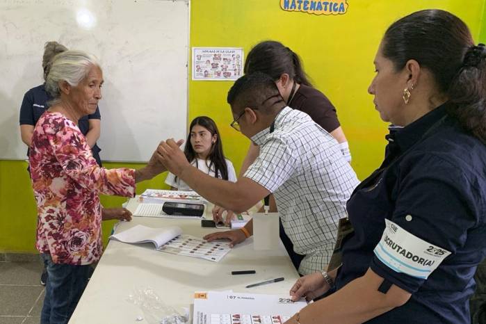 Fotografía del 7 de diciembre de 2025 de una persona al votar, en San Antonio de Flores, El Paraíso (Honduras).