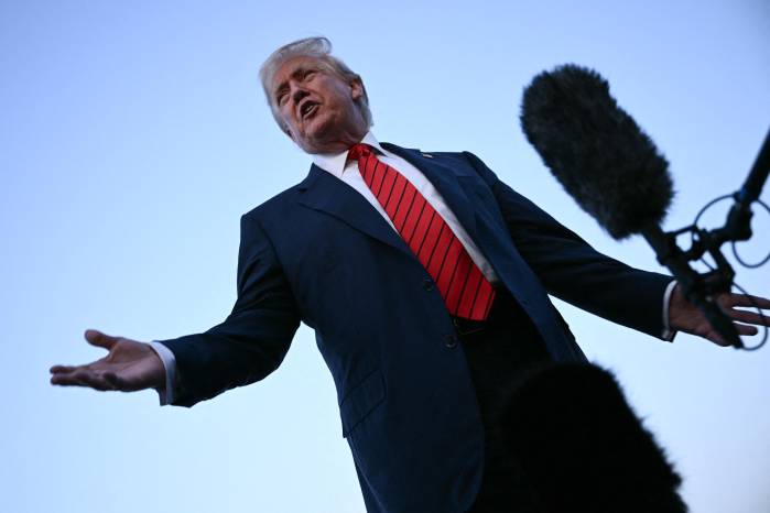 El presidente Donald Trump anunció un aumento significativo de los aranceles a India como represalia por comprar y revender petróleo ruso durante la guerra en Ucrania. La medida forma parte de una presión más amplia contra Rusia, mientras se acerca la fecha límite del ultimátum de Trump para un alto el fuego.