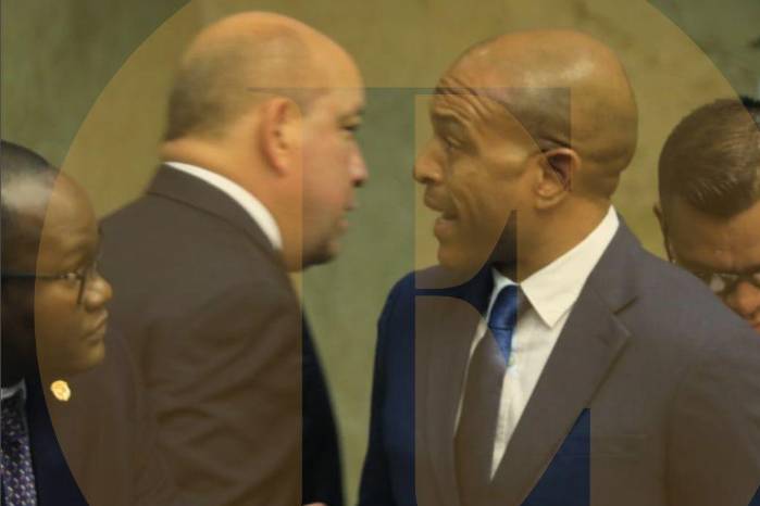 Se caen a golpes los diputados perredistas Crispiano Adames y Jairo Salazar