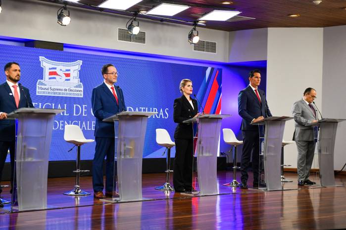 (De izq. a der.) Los candidatos a la presidencia de Costa Rica: Ronny Castillo, del Partido Aquí Costa Rica Manda; Eliezer Feinzaig Mintz, del Partido Liberal Progresista; Laura Fernández, del Partido Pueblo Soberano; José Miguel Aguilar Berrocal, del Partido Avanza; y Claudio Alpízar Otoya, del Partido Esperanza Nacional, asisten al debate en el Tribunal Supremo Electoral (TSE) en San José, Costa Rica, el 11 de enero de 2026.
