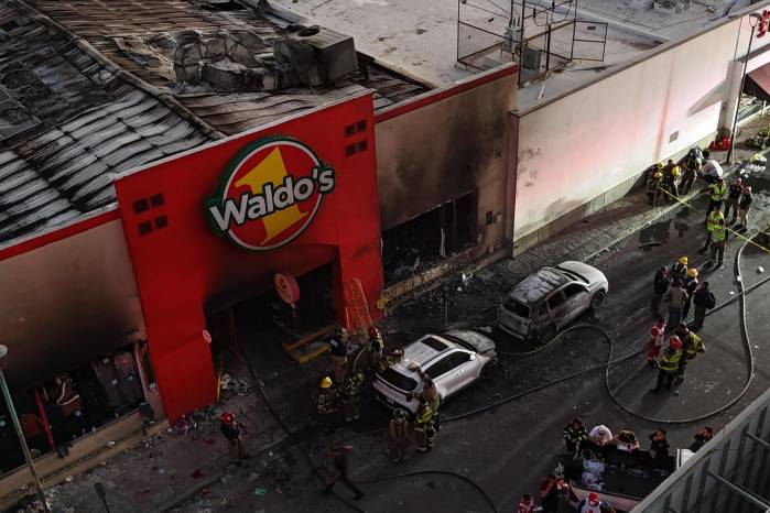 Fotografía aérea de bomberos controlando un incendio en una tienda comercial este sábado, en la ciudad de Hermosillo en Sonora (México)
