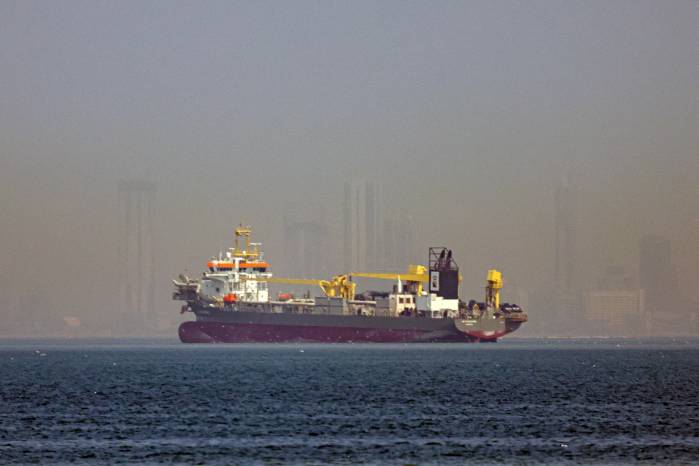 Un buque fondeado frente a la costa de Dubái, Emiratos Árabes Unidos, el 1 de marzo de 2026.