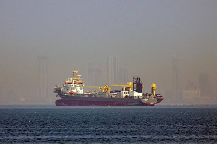 Un buque fondeado frente a la costa de Dubái, Emiratos Árabes Unidos, el 1 de marzo de 2026.