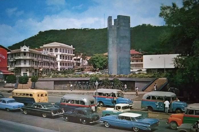 Foto postal de la avenida Central 7 y el monumento a José Antonio Remón Cantera, ciudad de Panamá. Foto Flatau, FF302. El imponente cerro Ancón al fondo.
