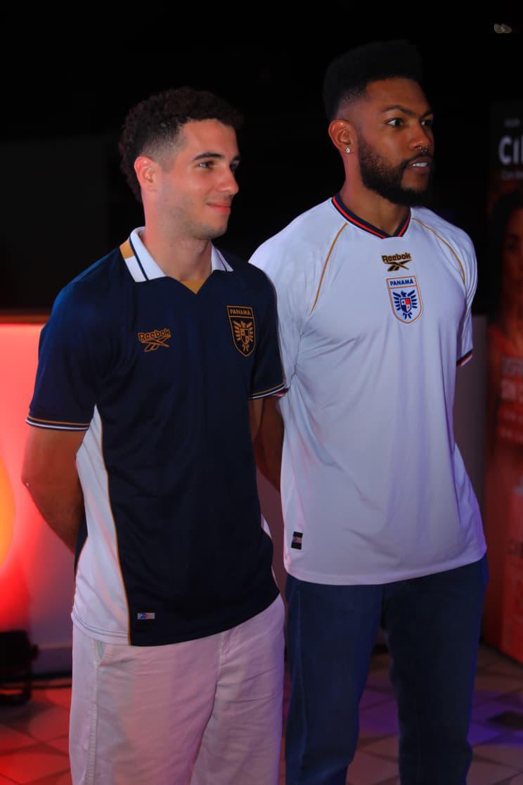 El azul marino y el color blanco son las novedades en esta edición.