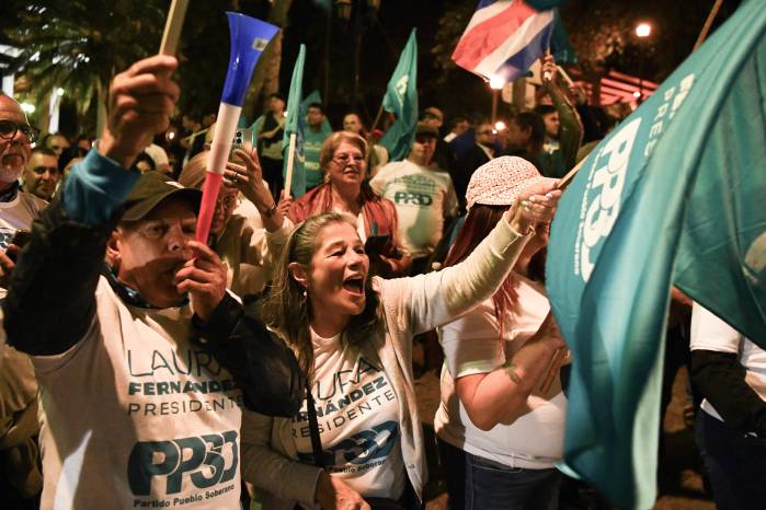 Partidarios de la candidata presidencial costarricense Laura Fernández, del partido Pueblo Soberano, gritan consignas durante un debate frente al Tribunal Supremo Electoral (TSE) en San José, Costa Rica, el 11 de enero de 2026.