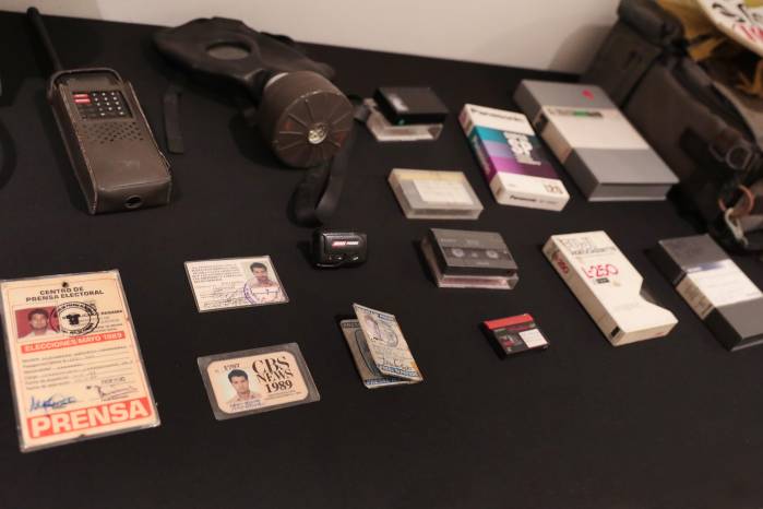 Diversos casetes figuran entre los objetos que Carbonell mostró al público presente. El reportero gráfico no descarta la idea de un ‘Museo del Periodismo’.