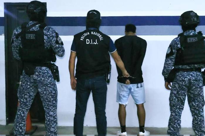 Agentes de la DIJ y la Polícia Nacional en el momento de la aprehensión del sospechoso.