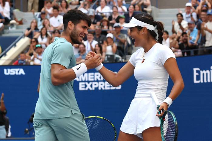 Emma Raducanu (der.) y Carlos Alcaraz durante el Abierto de Estados Unidos.