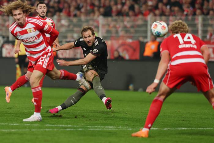 El jugador del Bayern Harry Kane logra un gol durante el partido de la Bundesliga que han jugado Union Berlín y Bayern Múnich.