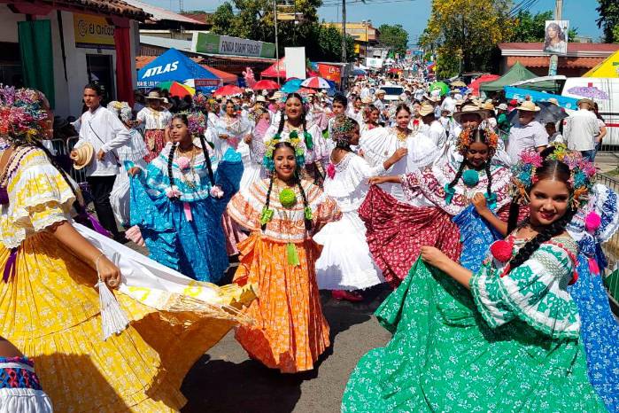 Desfile de las mil polleras.