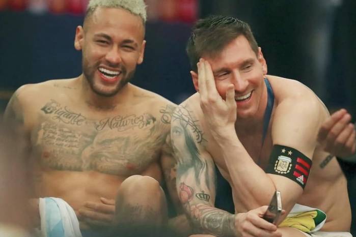 Neymar (izq.) junto a Lionel Messi tras la final de la Copa América 2021.