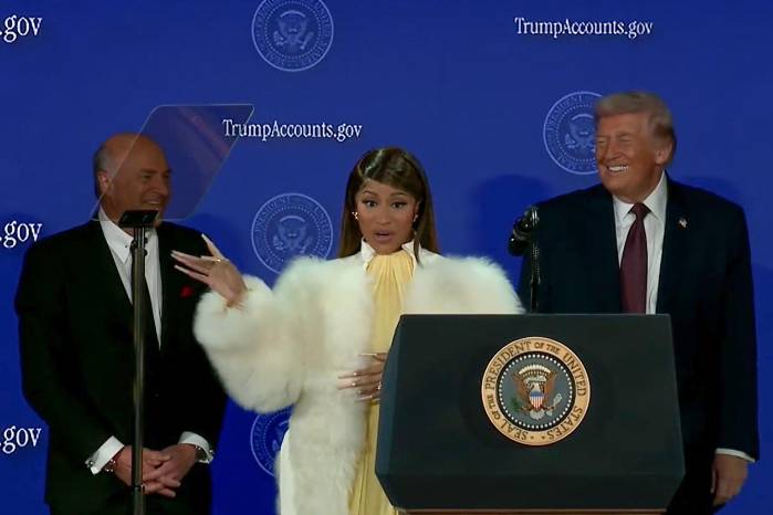 Captura de video tomado de una transmisión de la Casa Blanca del presidente de Estados Unidos, Donald Trump (d), con la rapera Nicki Minaj este miércoles, en un acto en Washington.