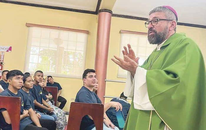 Manuel Ochogavía Barahona, sacerdote católico nacido en Las Tablas y obispo de la Diócesis de Colón y Guna Yala desde 2014.