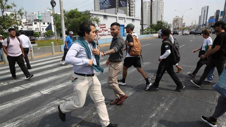 Personas caminan por una calle este lunes en Lima (Perú). EFE/ Paolo Aguilar