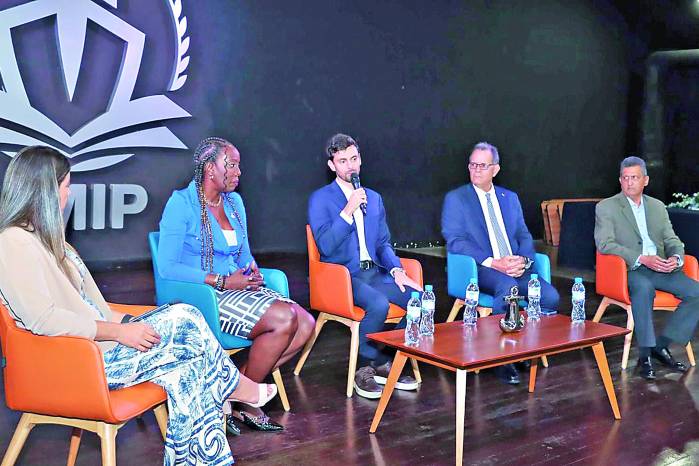 Expertos comparten durante el foro “Puertos Verdes y Logística Azul: Innovación y Sostenibilidad para un Futuro Marítimo Resiliente”.