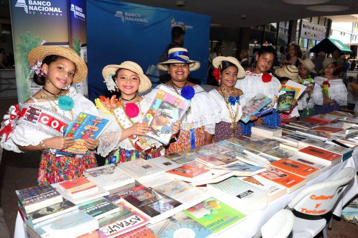 Visitantes disfrutaron de libros, artesanías y espectáculos folclóricos de nuestro país.
