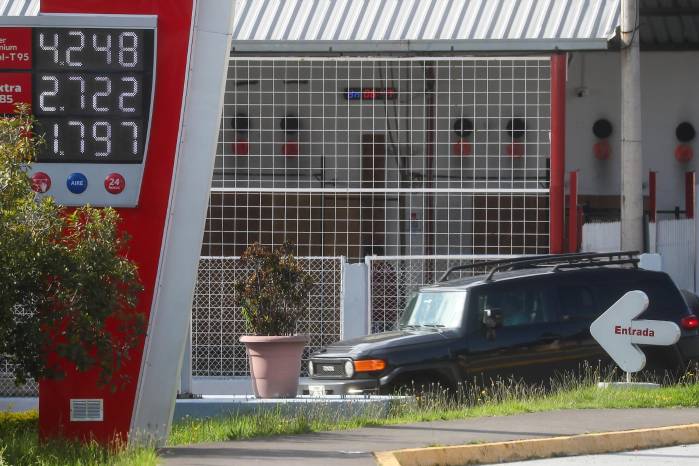 Fotografía que muestra un aviso con los precios de combustibles en una gasolinera este viernes en Quito.