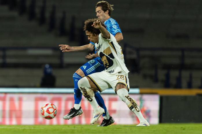 El mediocampista panameño, Adalberto Carrasquilla durante el partido contra Tigres.