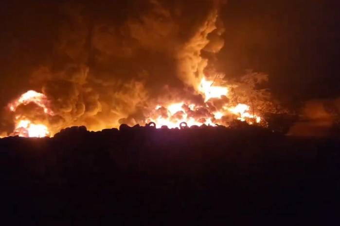Más de 30 bomberos trabajan en Cerro Patacón en las labores de extinción del fuego.