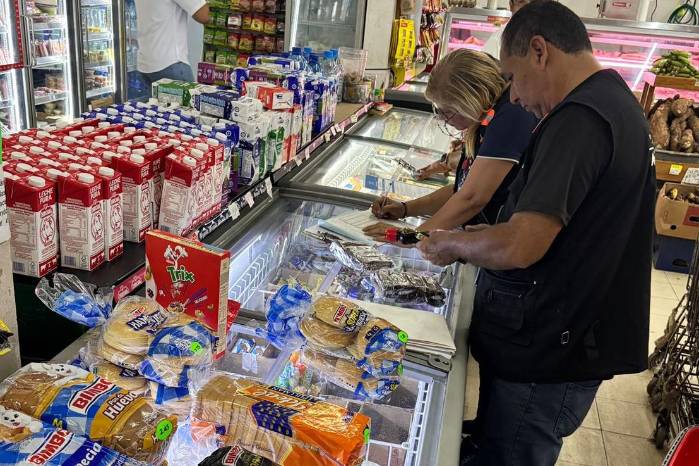 Inspectores de la Acodeco durante recorrido en los comercios del país.