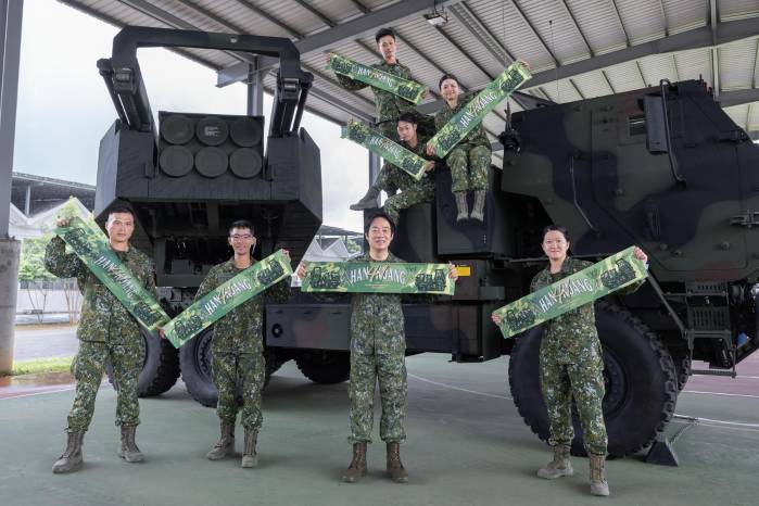 Imagen tomada el 17/06/2025 pero difundida este martes del presidente de Taiwán, William Lai, mientras se reúne con un grupo de soldados antes del inicio de los ejercicios militares Han Kuang, unas maniobras a gran escala en las que el Ejército taiwanés simulará una guerra total con China.
