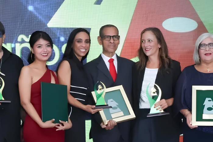 Este año, su destacada labor fue reconocida en El Premio Nacional de Fórum de Periodistas 2026, que le otorgó el Premio a la Excelencia en la categoría de Reportero Gráfico.