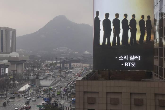 Vista del escenario principal para un concierto gratuito del grupo de K-pop BTS en la plaza Gwanghwamun en Seúl, Corea del Sur.