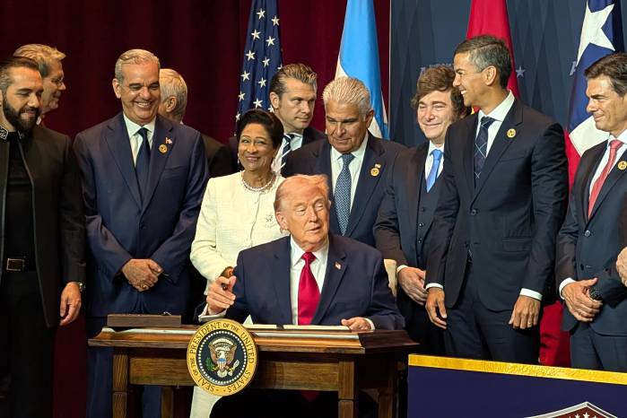Trump (centro) habla junto a mandatarios latinoamericanos durante la cumbre bautizada como 'Escudo de las Américas' en Miami.